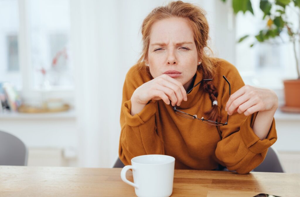 A person struggles to see clearly without their eyeglasses.
